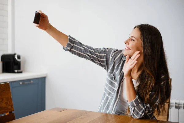 Lykkelig Vakker Kvinne Som Vinker Med Hånden Mens Hun Tar – stockfoto