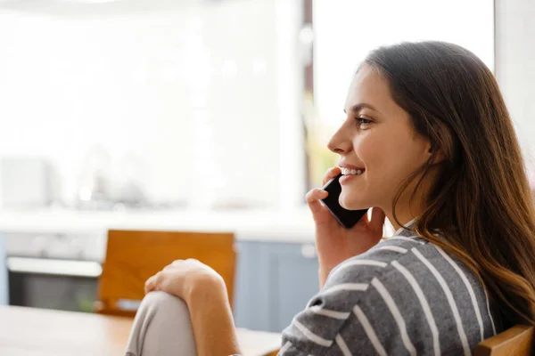 Gelukkig Mooi Vrouw Praten Mobiele Telefoon Terwijl Zitten Aan Tafel — Stockfoto