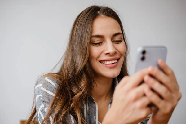 Felice Bella Donna Sorridente Utilizzando Cellulare Mentre Seduto Casa — Foto Stock