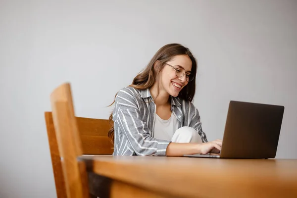 Mulher Bonita Feliz Trabalhando Com Laptop Enquanto Sentado Mesa Casa — Fotografia de Stock