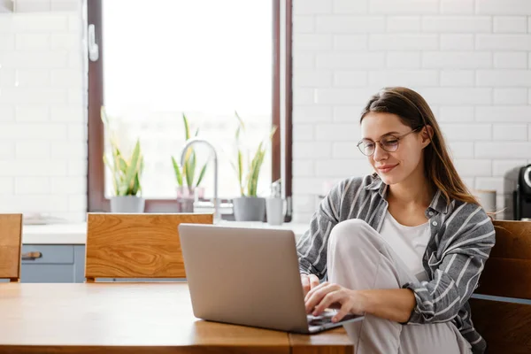 Gelukkig Mooi Vrouw Werken Met Laptop Terwijl Zitten Aan Tafel — Stockfoto