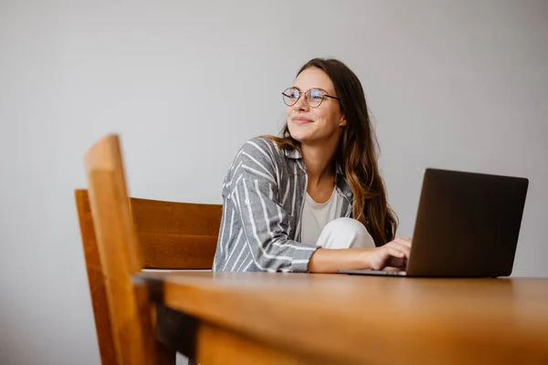 Mulher Bonita Feliz Trabalhando Com Laptop Enquanto Sentado Mesa Casa — Fotografia de Stock
