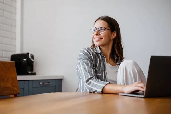 Mulher Bonita Feliz Trabalhando Com Laptop Enquanto Sentado Mesa Casa — Fotografia de Stock