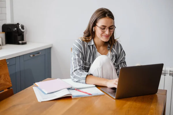 Mulher Bonita Alegre Fones Ouvido Fazendo Lição Casa Com Laptop — Fotografia de Stock