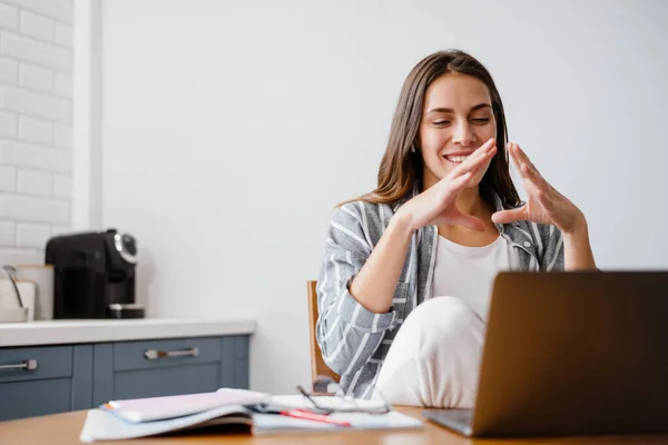 Mulher Bonita Alegre Fones Ouvido Gesticulando Fazer Chamada Vídeo Laptop — Fotografia de Stock