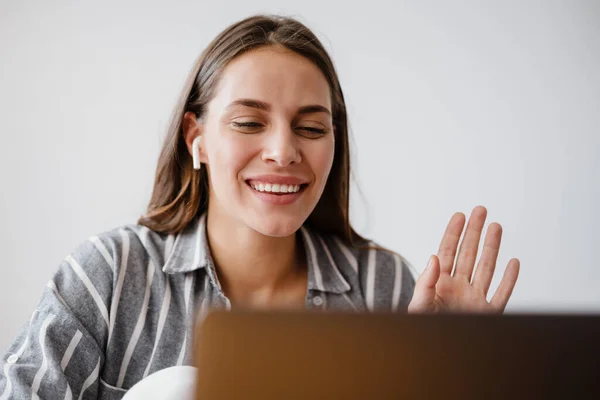 Mulher Bonita Alegre Fones Ouvido Acenando Mão Usar Laptop Casa — Fotografia de Stock