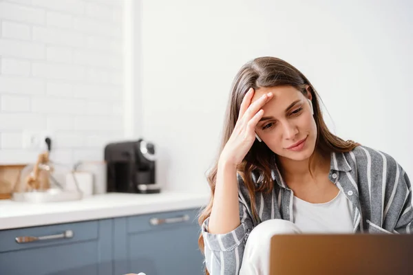 Nöjd Vacker Kvinna Hörlurar Med Bärbar Dator När Sitter Hemma — Stockfoto