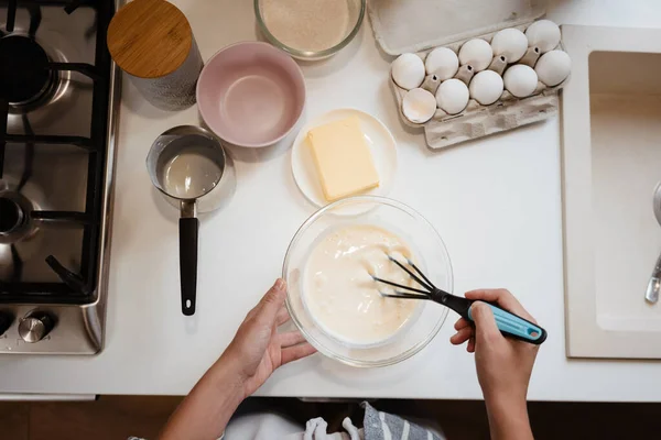Beyaz Kadın Mutfağında Krep Hamuru Yapıyor — Stok fotoğraf