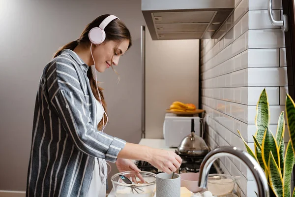 Agradable Hermosa Mujer Los Auriculares Sonriendo Haciendo Panqueques Masa Cocina — Foto de Stock