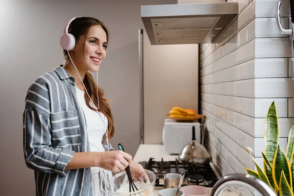 Agradable Hermosa Mujer Los Auriculares Sonriendo Haciendo Panqueques Masa Cocina —  Fotos de Stock