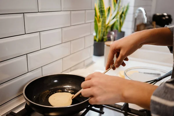 Beyaz Kadın Mutfağında Krep Yapıyor — Stok fotoğraf