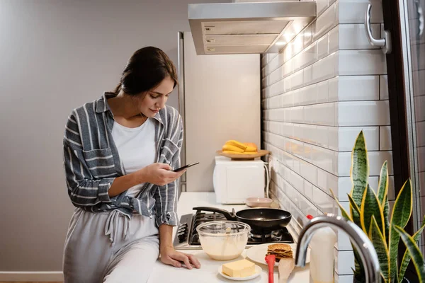 Приятно Красивая Женщина Фотографирует Блины Мобильный Телефон Домашней Кухне — стоковое фото