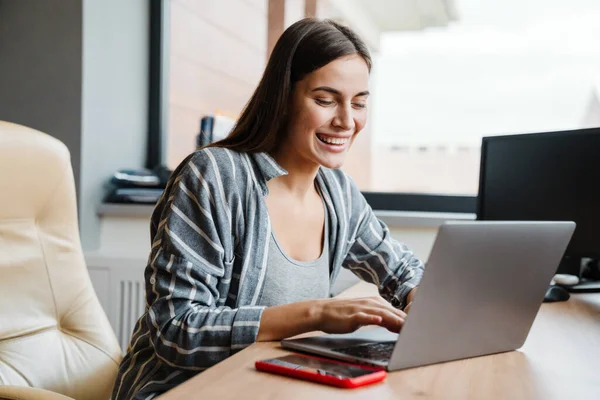 Encantadora Mujer Feliz Sonriendo Mientras Trabaja Con Ordenador Portátil Casa — Foto de Stock