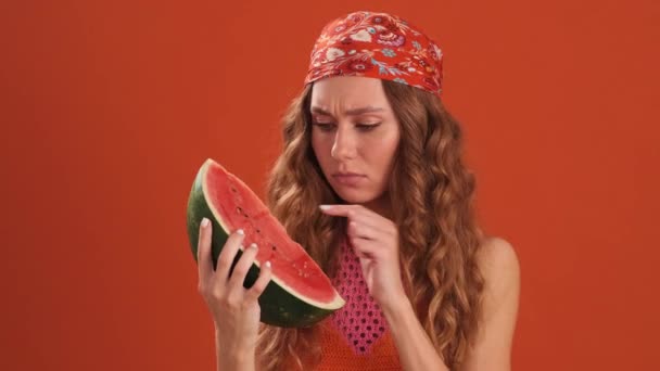 Une Femme Aux Cheveux Bouclés Riante Avec Bandana Sur Tête — Video