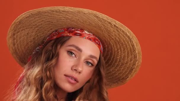 Una Vista Cerca Coqueta Mujer Pelo Rizado Con Pañuelo Sombrero — Vídeos de Stock