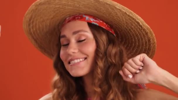 Eine Nahaufnahme Der Positiven Lockigen Frau Mit Kopftuch Und Hut — Stockvideo