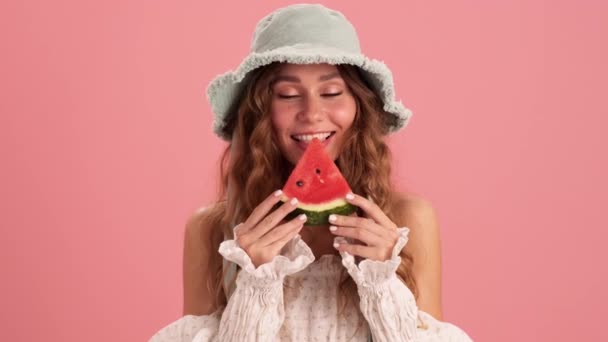 Una Mujer Rizada Con Sombrero Vestido Encaje Comiendo Una Rebanada — Vídeo de stock