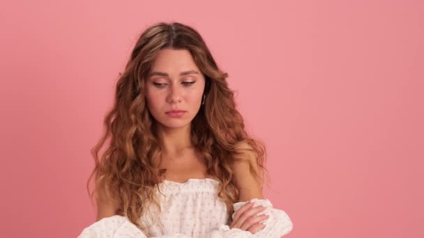 Une Femme Offensée Dans Une Robe Dentelle Haussant Les Épaules — Video