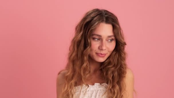 Eine Schüchterne Frau Spitzenkleid Schaut Rosafarbenen Atelier Nach Unten — Stockvideo