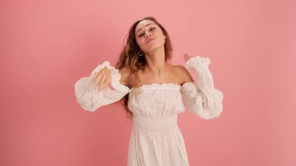 Uma Mulher Cabelos Encaracolados Sorridente Dançando Vestido Renda Estúdio Rosa — Vídeo de Stock