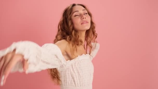 Uma Mulher Cabelos Encaracolados Positiva Dançando Vestido Renda Estúdio Rosa — Vídeo de Stock