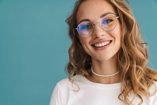 Närbild Leende Ung Blond Kvinna Klädd Glasögon Och Halsband Står — Stockfoto