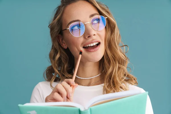 Sorridente Giovane Donna Bicchieri Che Tiene Matita Libro Sfondo Blu — Foto Stock