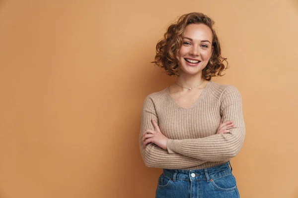 Joven Pelirroja Con Pelo Ondulado Sonriendo Mirando Cámara Aislada Sobre —  Fotos de Stock