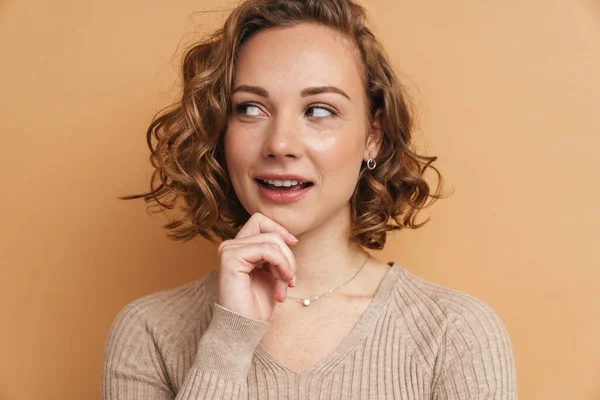 Jovem Mulher Gengibre Com Cabelo Ondulado Sorrindo Olhando Para Lado — Fotografia de Stock