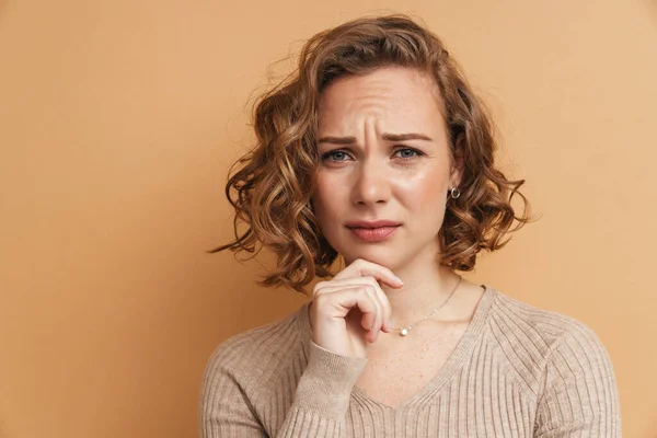 Jonge Gember Verbaasd Vrouw Fronsen Kijken Naar Camera Geïsoleerd Beige — Stockfoto