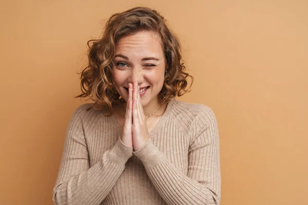 Glimlachende Gember Vrouw Knipogen Terwijl Het Houden Van Palmen Samen — Stockfoto