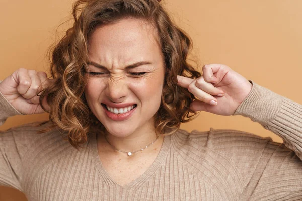 Irritada Mulher Gengibre Franzindo Testa Tapando Ouvidos Isolado Sobre Fundo — Fotografia de Stock