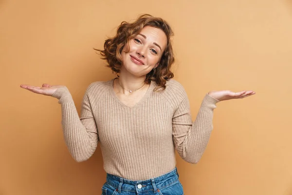 Junge Ingwerfrau Mit Welligem Haar Lächelt Und Hält Kopierraum Isoliert — Stockfoto