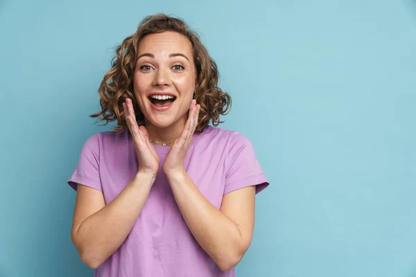 Jonge Gember Vrouw Met Golvend Haar Gebaar Glimlachen Camera Geïsoleerd — Stockfoto