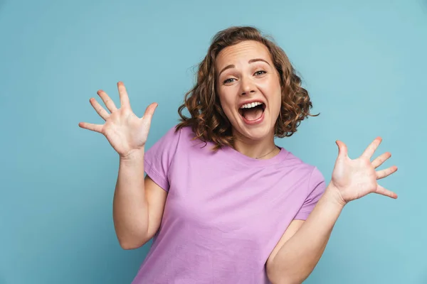 Aufgeregte Ingwerfrau Mit Welligem Haar Gestikuliert Und Schreit Vereinzelt Vor — Stockfoto