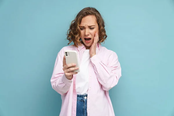 Joven Mujer Conmocionada Con Pelo Ondulado Gritando Utilizando Teléfono Celular — Foto de Stock