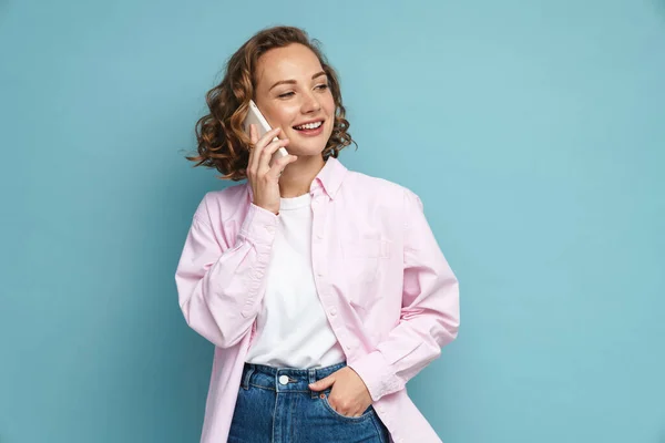 Ung Ingefära Kvinna Med Vågigt Hår Ler Och Talar Mobiltelefon — Stockfoto