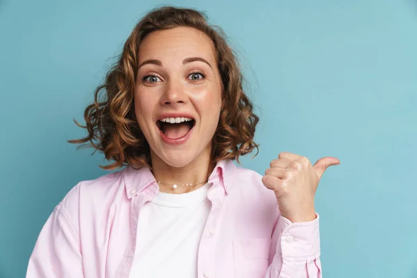 Jovem Mulher Gengibre Com Cabelo Ondulado Sorrindo Apontando Dedo Lado — Fotografia de Stock