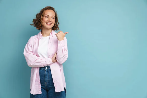 Joven Pelirroja Con Pelo Ondulado Sonriendo Señalando Con Dedo Lado — Foto de Stock