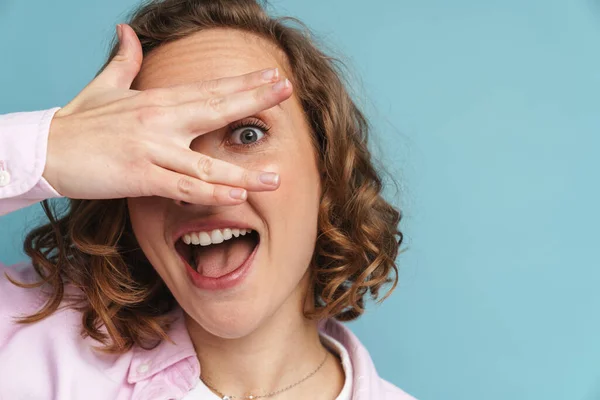 Jonge Gember Vrouw Met Golvend Haar Gebaren Kijken Naar Camera — Stockfoto