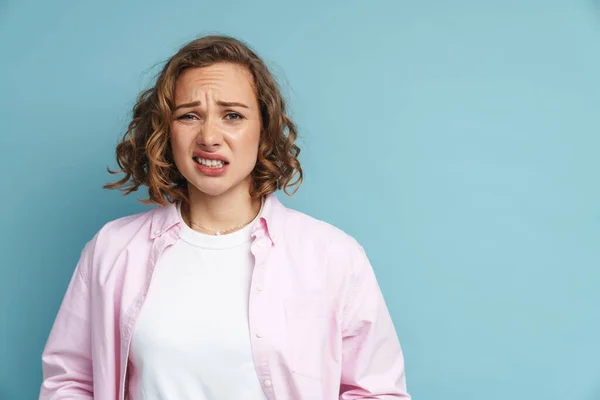 Jonge Gember Vrouw Met Golvend Haar Grimmig Kijken Naar Camera — Stockfoto