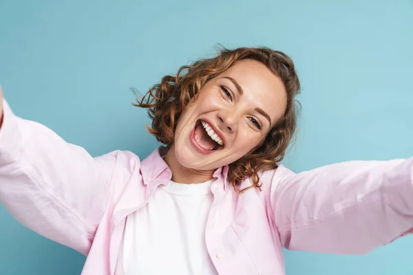 Mladý Zázvor Žena Smích Při Focení Selfie Izolované Přes Modré — Stock fotografie