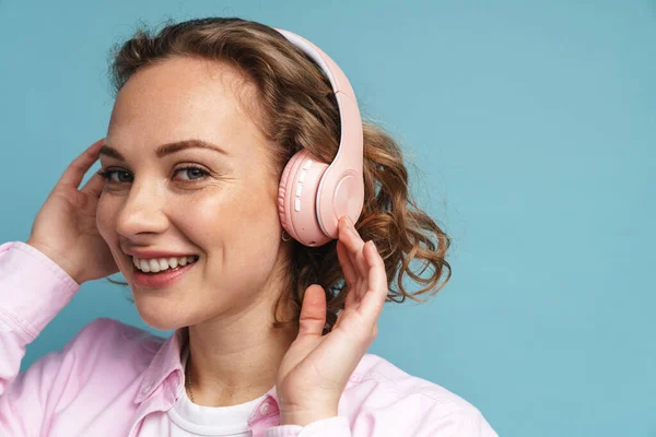 Joven Pelirroja Riendo Mientras Escucha Música Con Auriculares Aislados Sobre —  Fotos de Stock