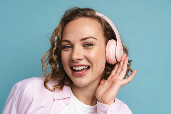 Joven Pelirroja Riendo Mientras Escucha Música Con Auriculares Aislados Sobre — Foto de Stock