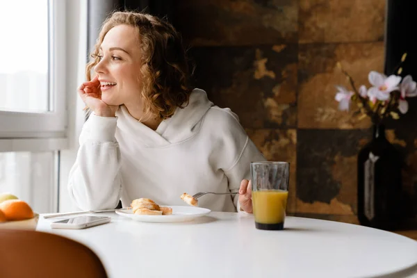 Mujer Rubia Blanca Desayunando Mientras Está Sentada Mesa Casa — Foto de Stock