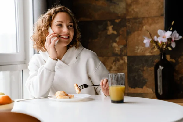 Joven Mujer Blanca Hablando Por Teléfono Móvil Mientras Desayuna Casa — Foto de Stock