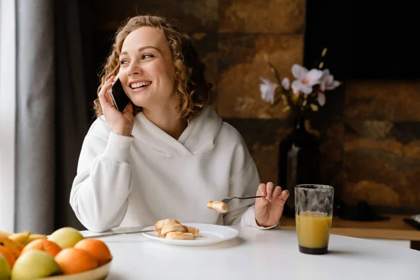 Молодая Белая Женщина Разговаривает Мобильному Телефону Завтраком Дома — стоковое фото