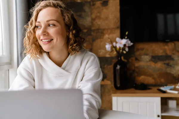 Mulher Loira Branca Sorrindo Digitando Laptop Enquanto Senta Mesa Casa — Fotografia de Stock