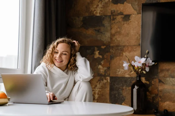Joven Mujer Blanca Sonriendo Utilizando Ordenador Portátil Mientras Está Sentado — Foto de Stock