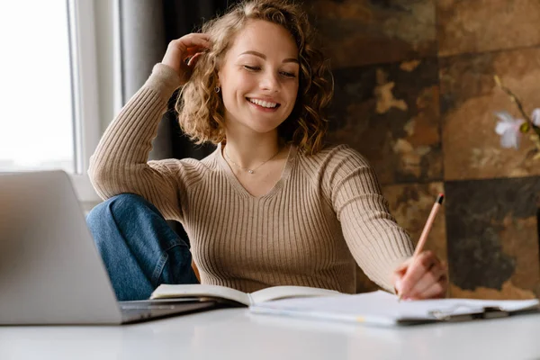 Giovane Donna Bianca Annotare Note Mentre Lavora Con Computer Portatile — Foto Stock